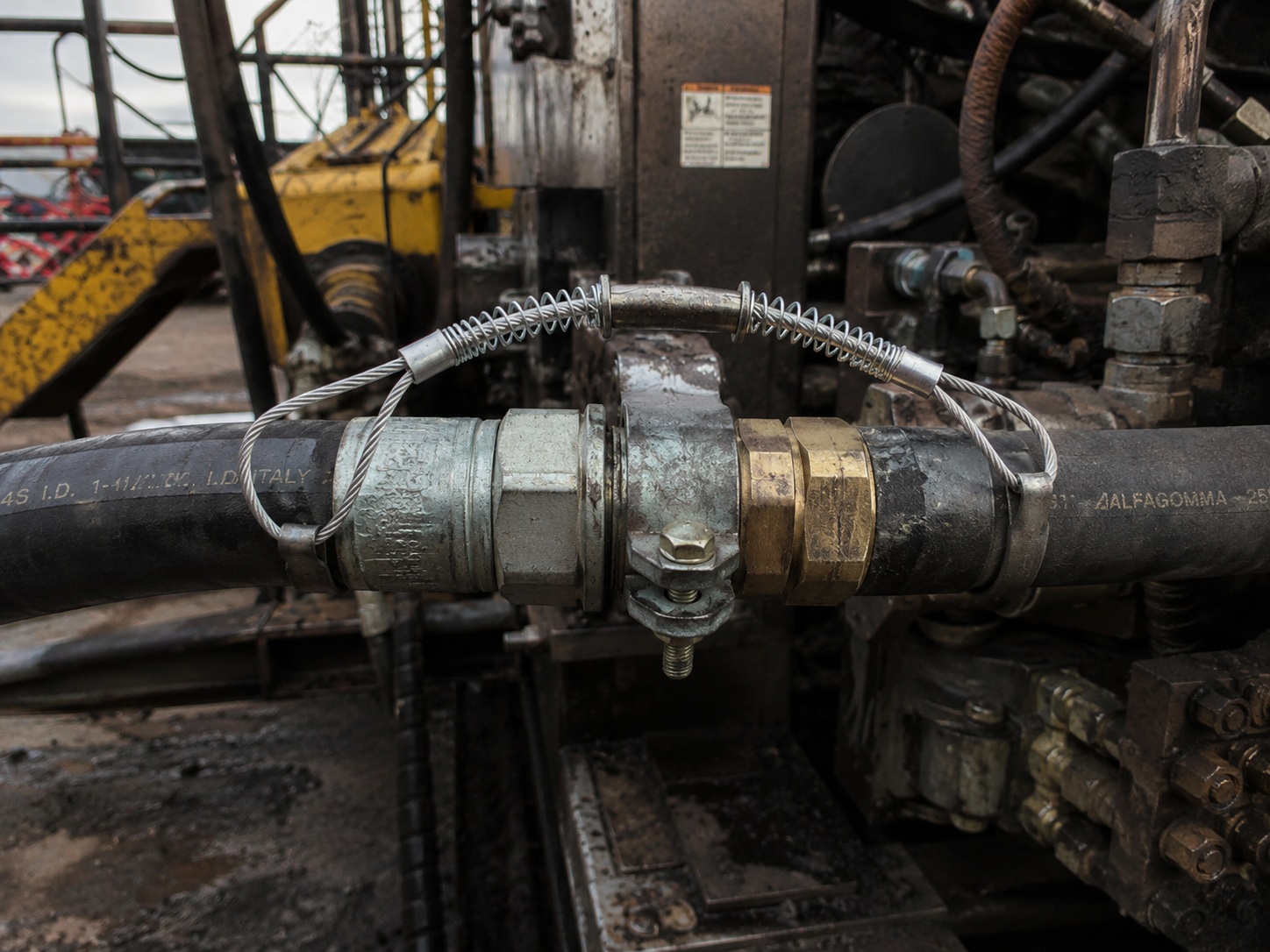 Oilfield hose restraint cable for heavy equipment hose connection Oilfield hose restraint cable for heavy equipment hose connection